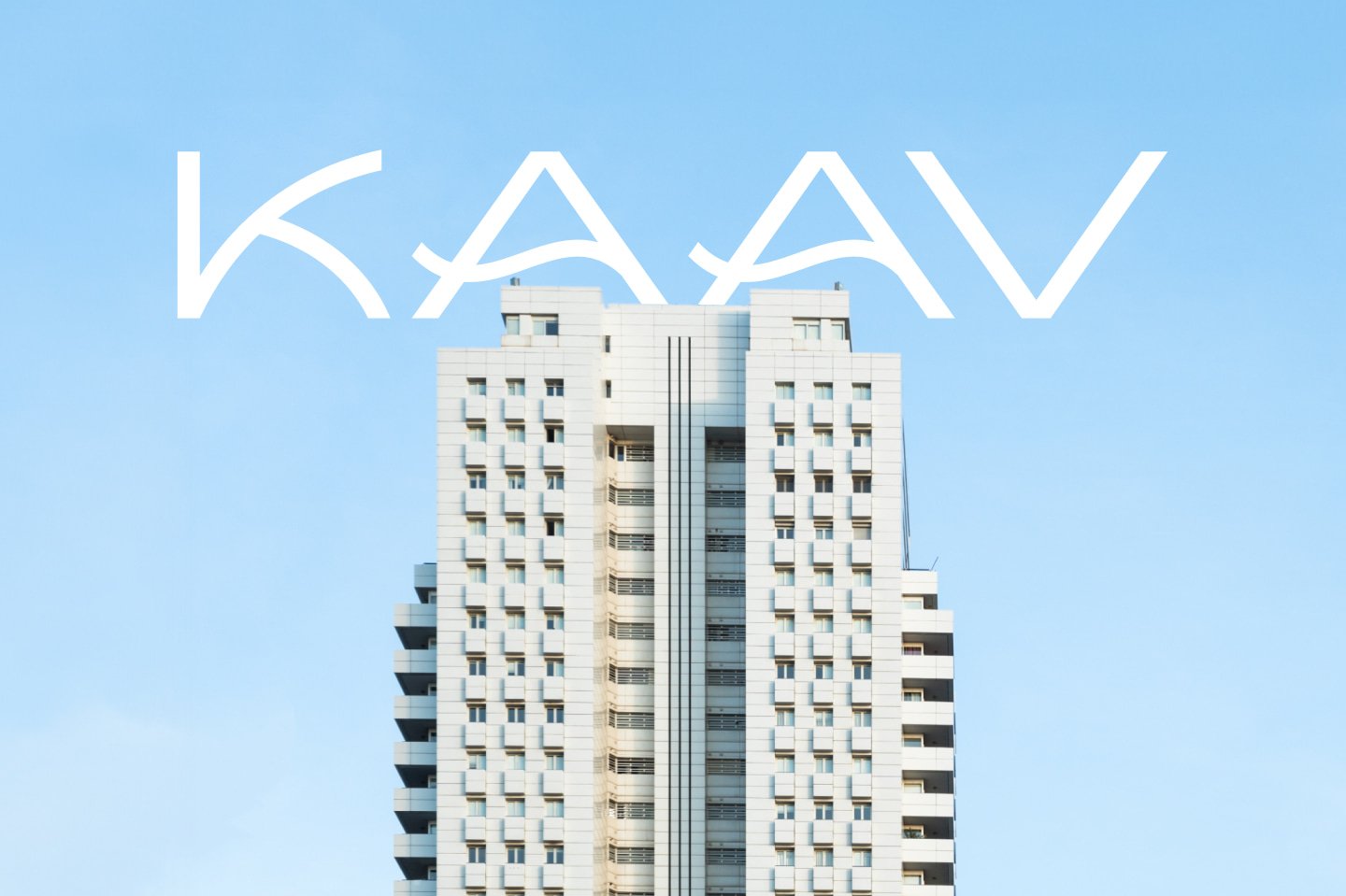 KAAV Imóveis logotype behind a building